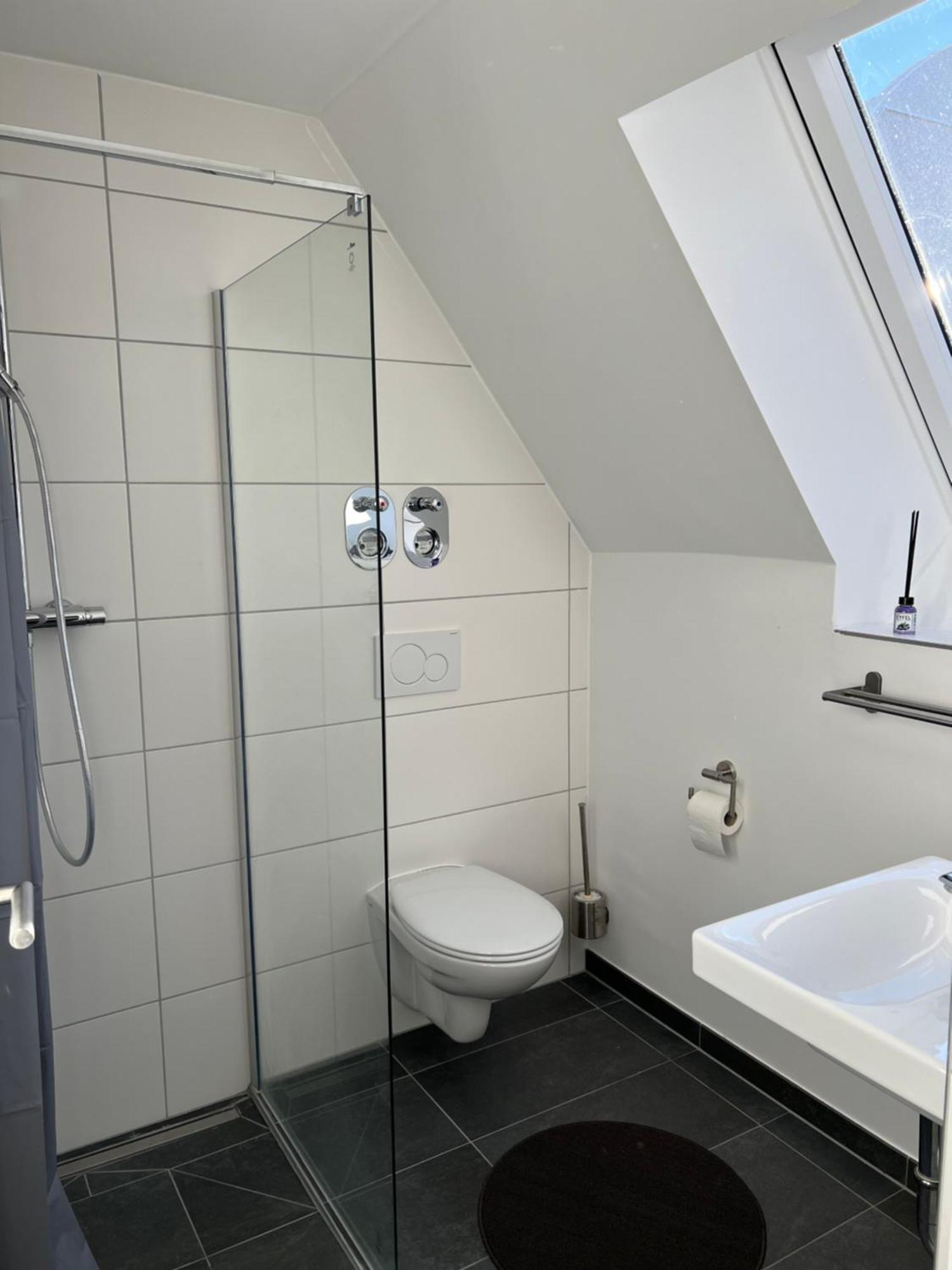 Moderne Wohnung Karlsruhe Neureut, Fussbodenheizung - Regendusche - Waschmaschine - Stellplatz Exterior photo